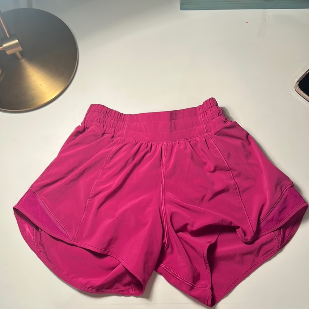 Lululemon short low rise lined 4 inch Hotty Hot